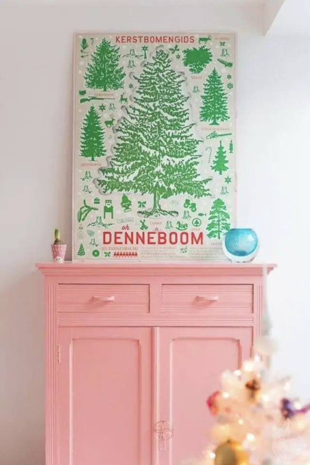 armoire deco chambre enfant parisienne classique relookée peinture rose tableau affiche encadrée posée dessus armoire deco chambre enfant parisienne classique relookée peinture rose tableau affiche encadrée posée dessus