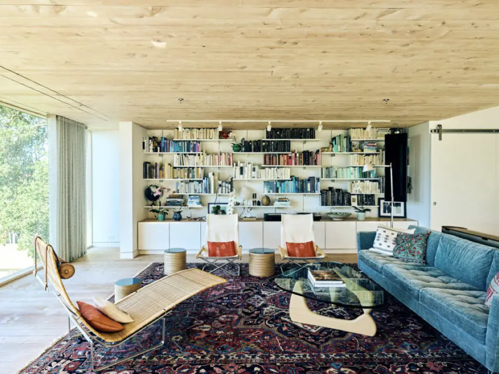 construction maison neuve respect environnement grande bibliothèque murale salon plafond en bois lambris clair construction maison neuve respect environnement grande bibliothèque murale salon plafond en bois lambris clair