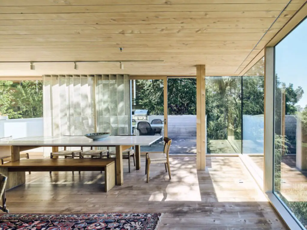 construction maison neuve respect environnement salle à manger lumineuse plafond en bois baie vitrée vue paysage construction maison neuve respect environnement salle à manger lumineuse plafond en bois baie vitrée vue paysage