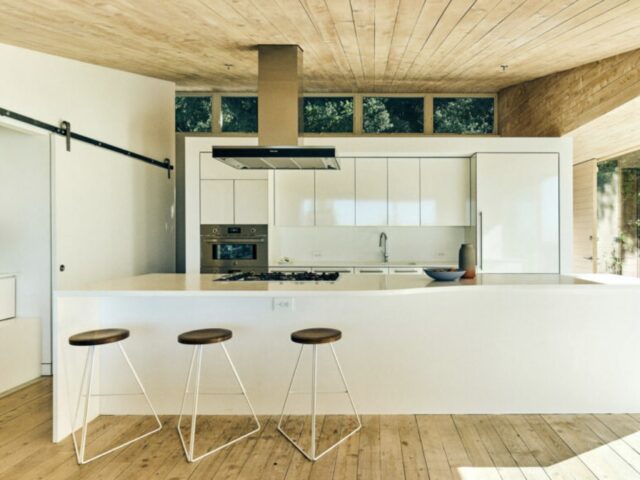 construction maison neuve respect environnement cuisine ouverte blanche grand îlot central avec tabouret construction maison neuve respect environnement cuisine ouverte blanche grand îlot central avec tabouret