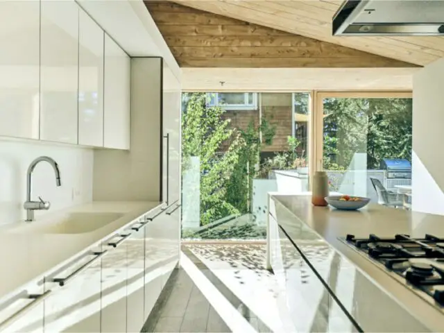 construction maison neuve respect environnement cuisine en longueur style couloir ouvert implantation linéaire façade meuble blanc minimaliste construction maison neuve respect environnement cuisine en longueur style couloir ouvert implantation linéaire façade meuble blanc minimaliste