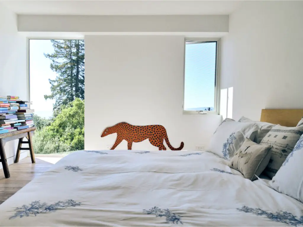 construction maison neuve respect environnement chambre à coucher blanche minimaliste avec vue paysage construction maison neuve respect environnement chambre à coucher blanche minimaliste avec vue paysage