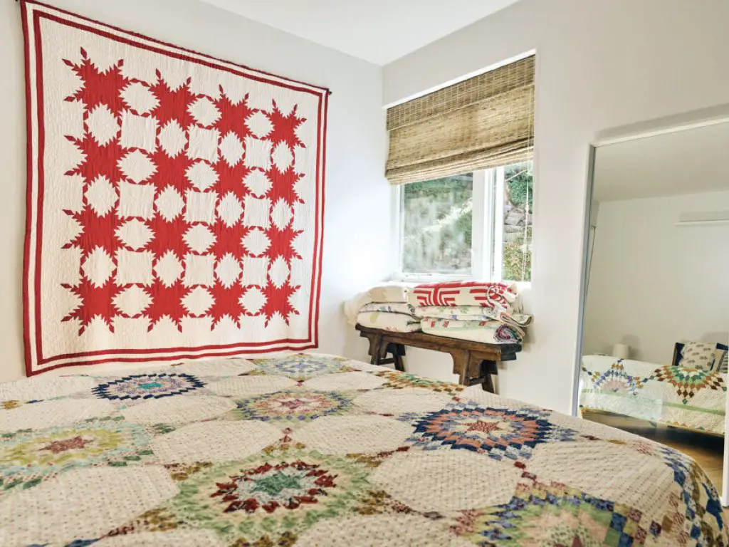 construction maison neuve respect environnement chambre à coucher mur blanc déco fait-main broderie construction maison neuve respect environnement chambre à coucher mur blanc déco fait-main broderie