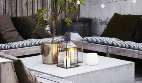 decoration exterieure lanterne exemple terrasse moderne et conviviale banquette table basse