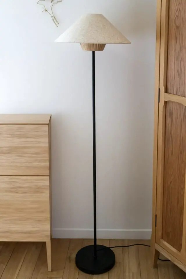 Lampadaire en tissu, raphia et métal