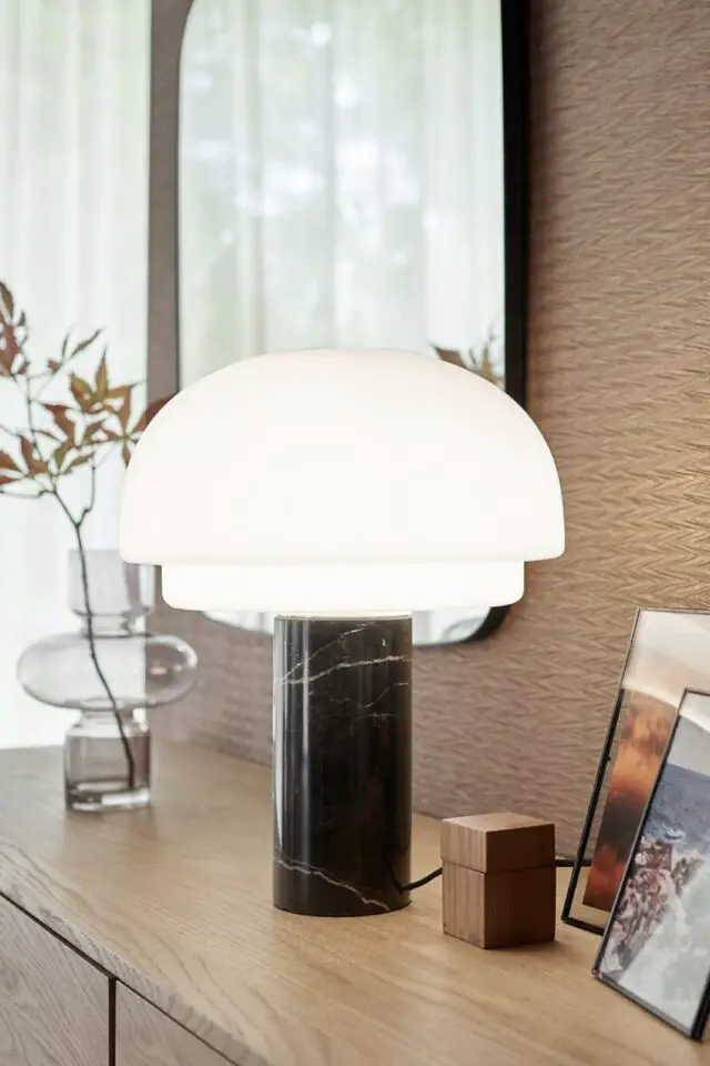 Lampe à poser verre opaline et marbre