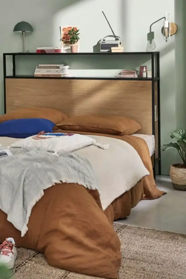 Applique en métal et hévéa