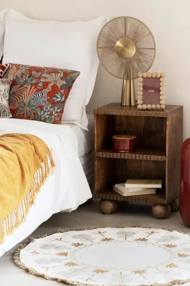 Lampe en métal doré et abat jour en jute