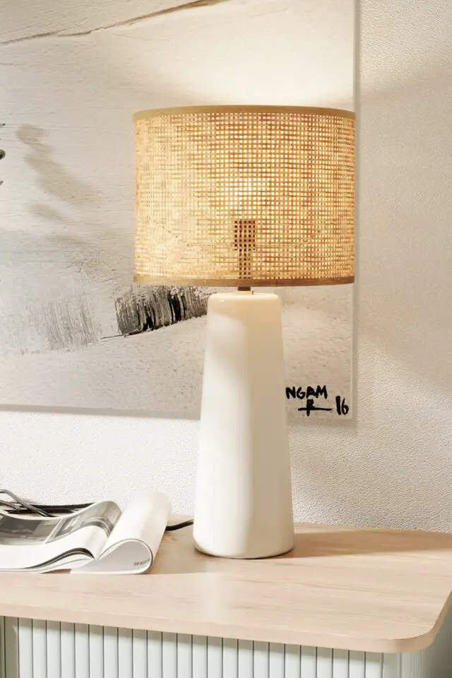 Lampe à poser en céramique blanche et rotin