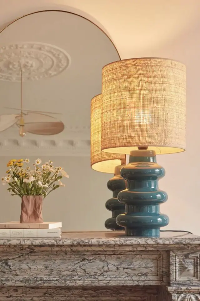 Lampe en céramique bleu et abat-jour en raphia