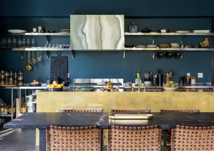 visite maison bungalow design grande pièce à vivre plain-pied une chambre jardin avec piscine