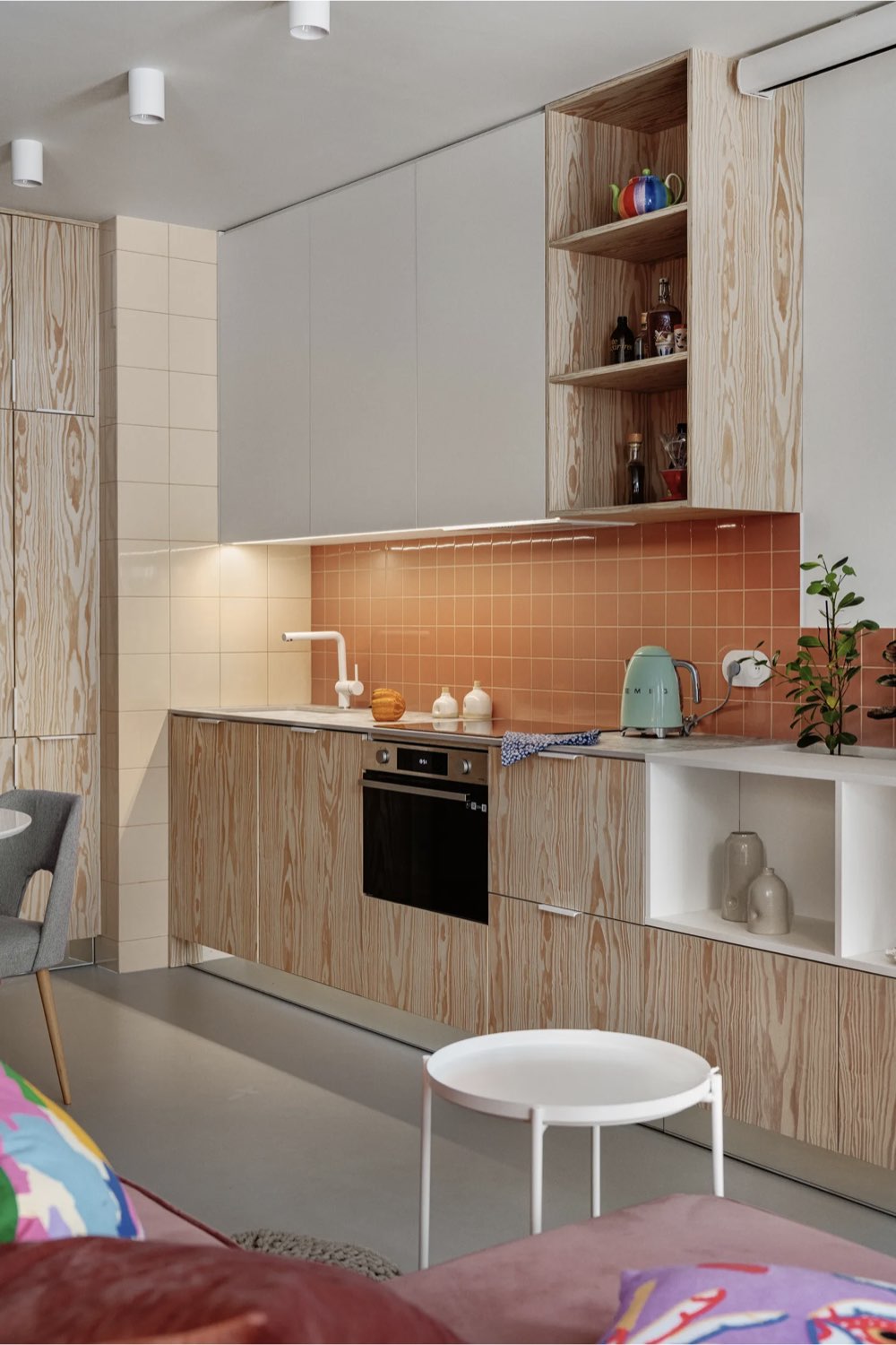 appartement 38m2 décor néo-rétro cuisine en linéaire ouverte crédence carrelage terracotta meuble en bois et blanc simple et lumineux appartement 38m2 décor néo-rétro cuisine en linéaire ouverte crédence carrelage terracotta meuble en bois et blanc simple et lumineux