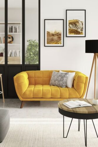 Coup d’éclat dans le salon: optez pour un canapé jaune