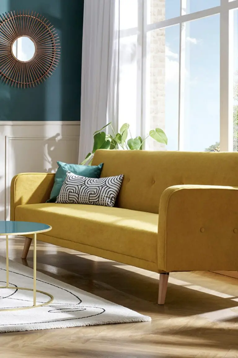 Coup d’éclat dans le salon: optez pour un canapé jaune