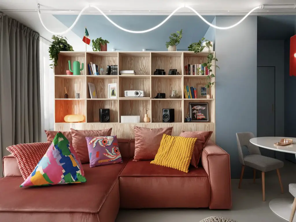 visite appartement 38m2 décor néo-rétro petit salon canapé d'angle modulable rose cloison bibliothèque en bois visite appartement 38m2 décor néo-rétro petit salon canapé d'angle modulable rose cloison bibliothèque en bois