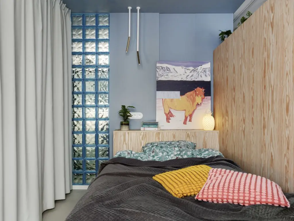 visite appartement 38m2 décor néo-rétro chambre à coucher petit espace bleu gris avec pavés de verres et rideau pour cacher le dressing visite appartement 38m2 décor néo-rétro chambre à coucher petit espace bleu gris avec pavés de verres et rideau pour cacher le dressing