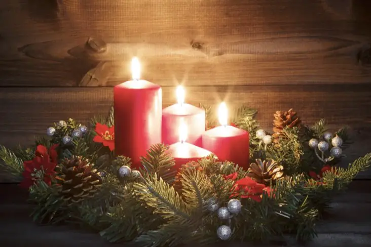 Noël couronne avent décoration signification exemple fêtes de fin d'année traditionnelle Noël couronne avent décoration signification exemple fêtes de fin d'année traditionnelle