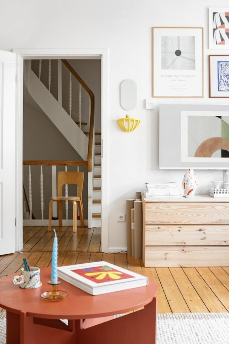 Une touche de couleur pour dynamiser un intérieur scandinave