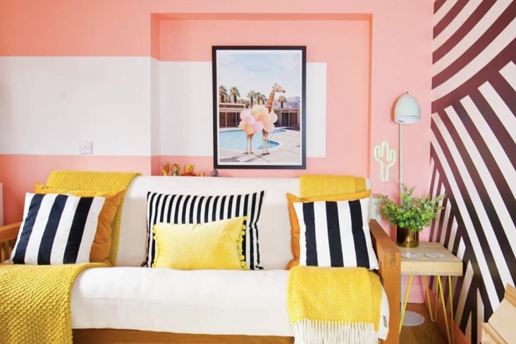 Un intérieur harmonieux grâce au combo jaune et rose