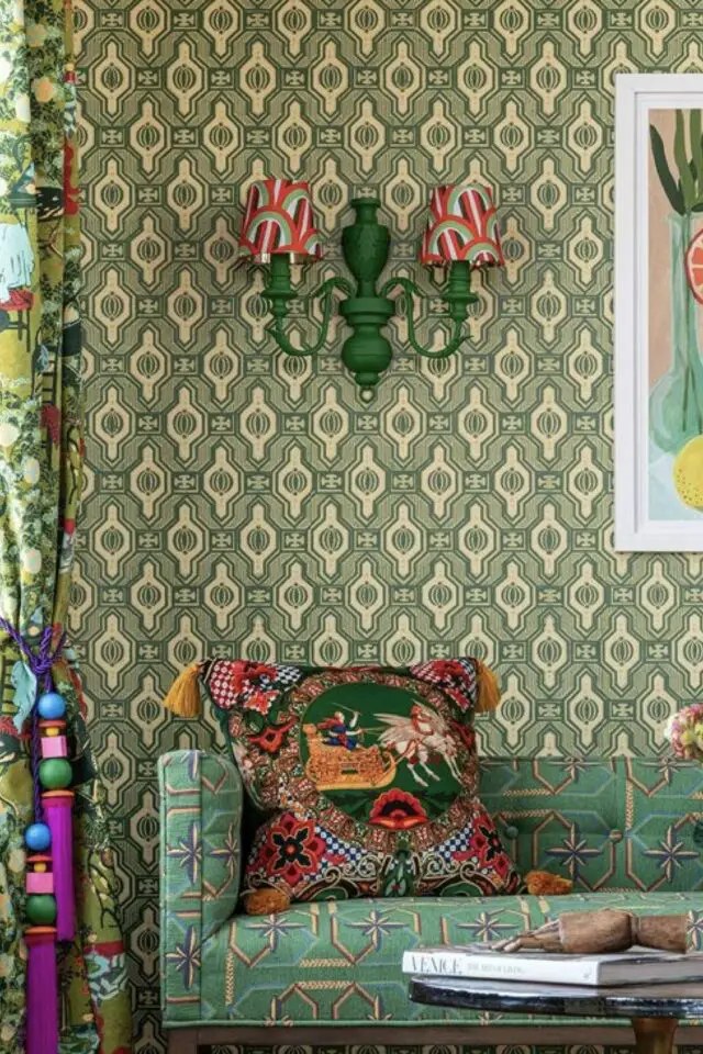 comment place le canapé dans le salon contre un mur papier peint ton sur ton maximalisme applique murale près de la fenêtre 