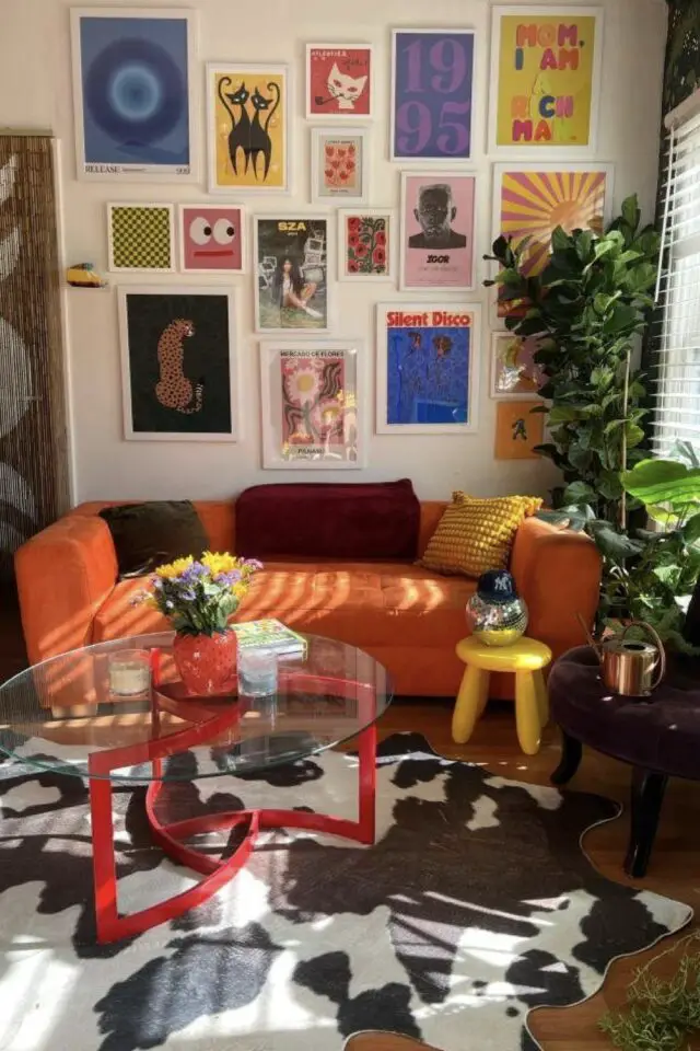 place du canapé dans un salon petit modèle 2 ou 3 place orange pan de mur galerie murale à côté de la fenêtre 