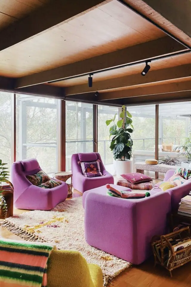 place du canapé dans un salon séjour vitré baie vitrée sofa face au fauteuil plafond bois esprit cocooning coloré 