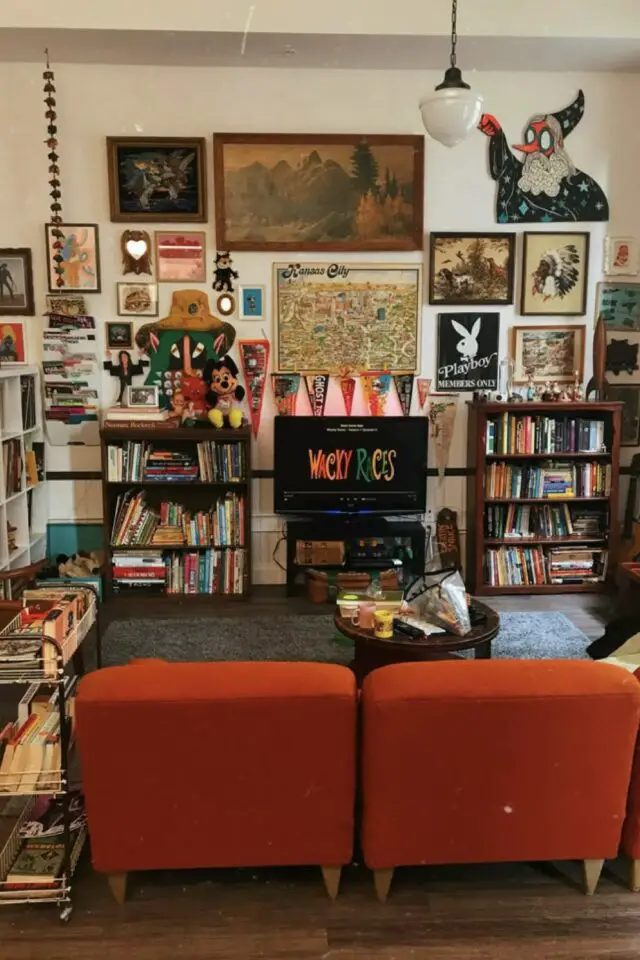 idée aménagement salon disposition canapé face à l'écran de télévision et bibliothèque décor éclectique et maximaliste 