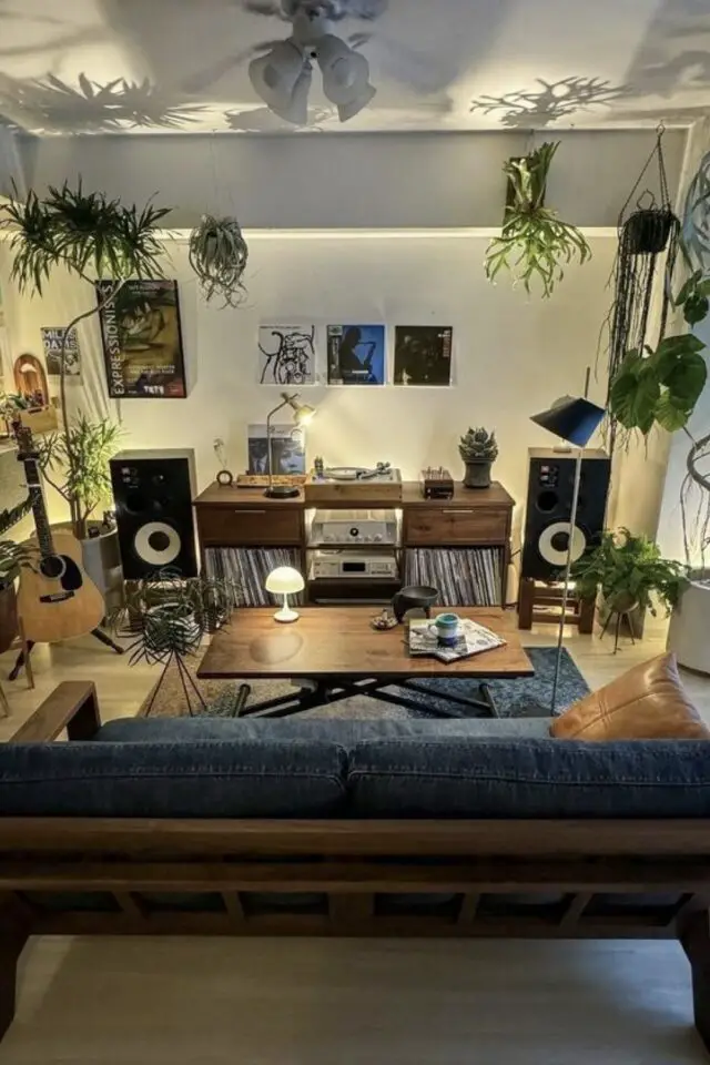 idée aménagement salon disposition canapé en face du meuble Hifi pas de télévision plantes vertes ambiance cosy et confortable 