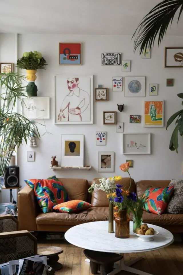 idée aménagement salon disposition canapé contre un mur facile et gain de place 