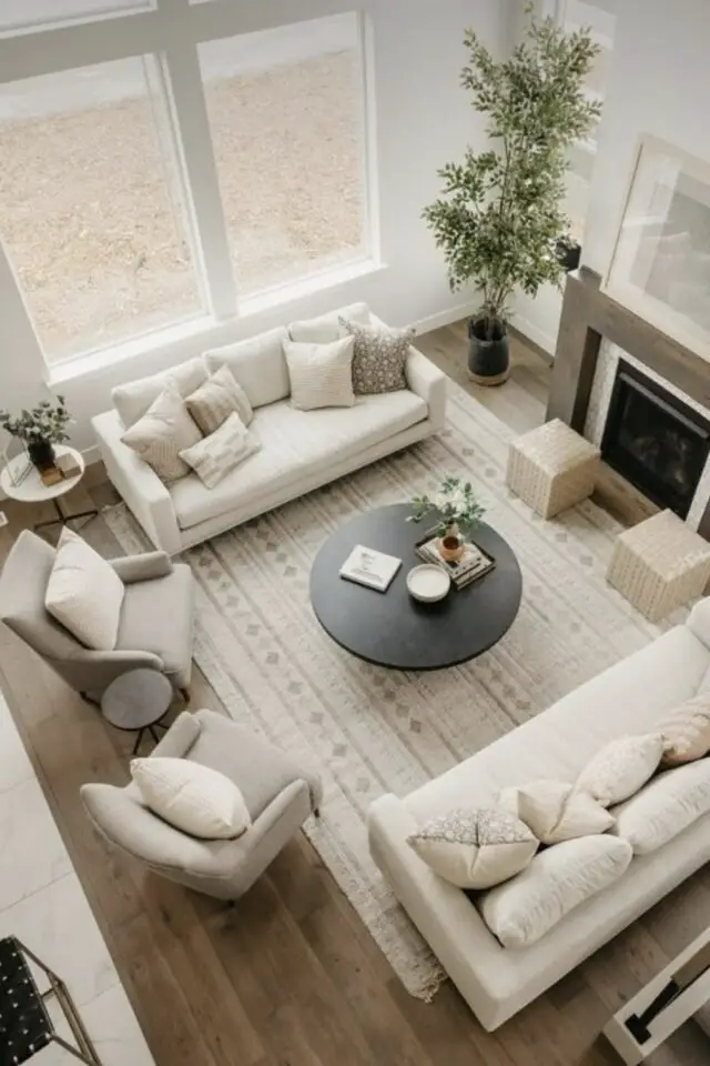 aménagement salon disposition canapé face à face pas de télévision grande cheminée pièce de vie familiale et lumineuse 