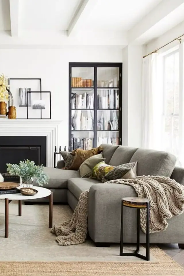 aménagement salon disposition canapé d'angle gris devant baie vitrée espace lumineux et chic 