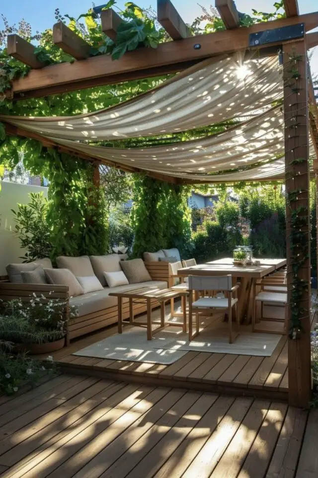 terrasse moderne en bois petite marche pour délimiter coin salon extérieur pergola voile d'ombrage et plantes grimpantes