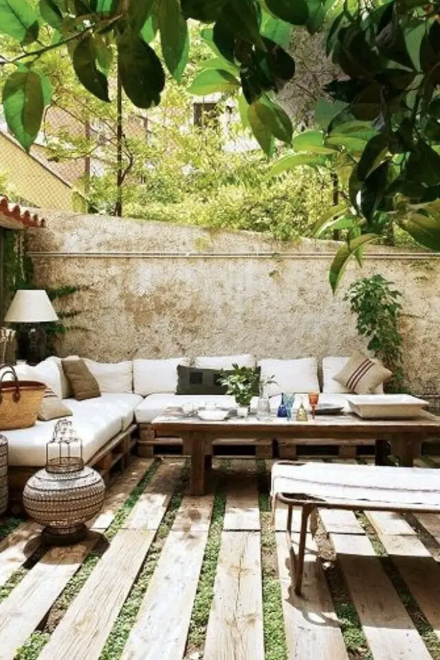 terrasse moderne en bois maison de ville mur mitoyen en brique patio lame de bois avec espacement pelouse effet simple et familial grande banquette d'angle en palette récup 
