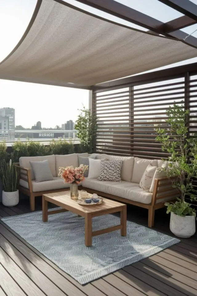 terrasse moderne en bois idées appartement rooftop voile d'ombrage claustra extérieur tapis canapé d'ange table basse plantes en pot