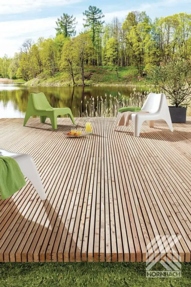 terrasse moderne en bois idées petite lamelle effet latte choix original meuble design en plastique 