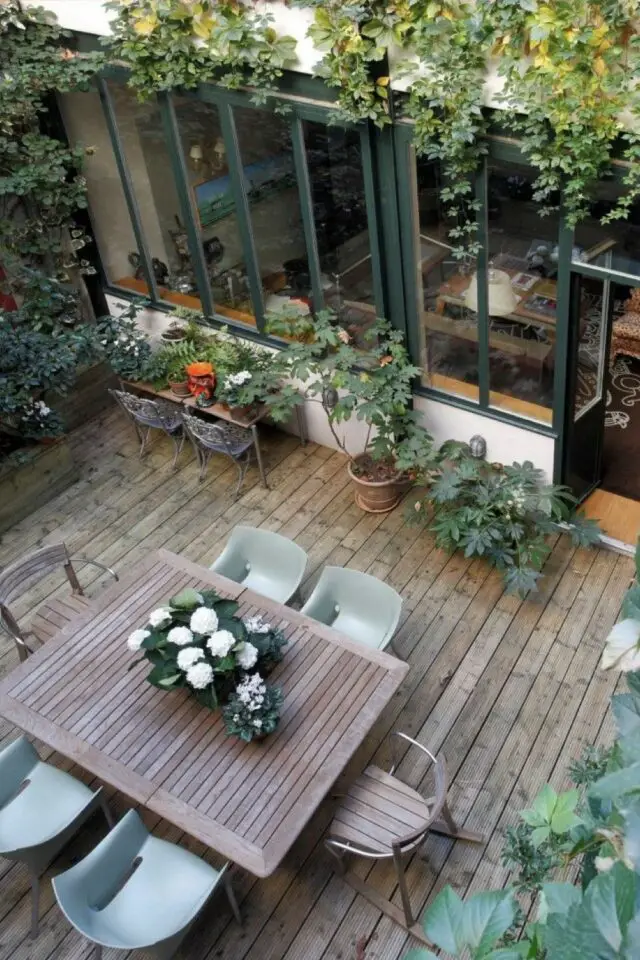 terrasse moderne en bois inspirations maison ancienne avec verrière plantes vertes grimpante lierre table 6 personnes 