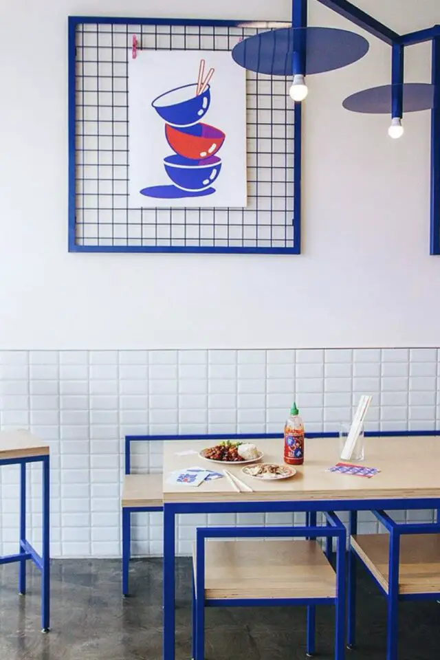 déco bleu et blanc association de couleurs cuisine moderne nuance bleu Klein petite touche sur la déco les luminaires et le mobilier peinture métal 