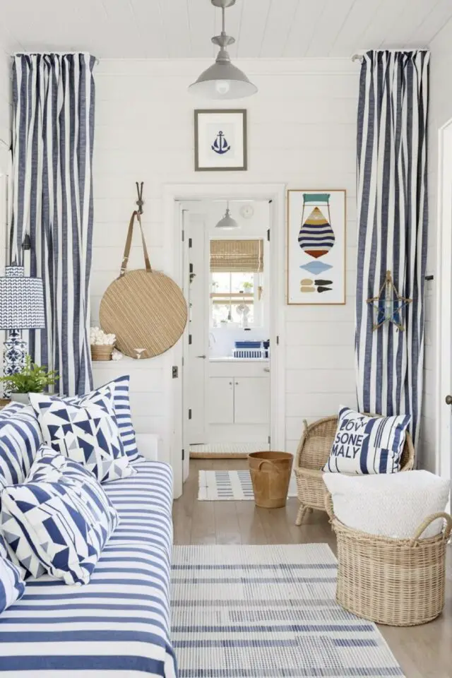 déco bleu et blanc association de couleurs salon esprit bord de mer textiles rayés rideau housse de canapé tapis coussin rayures douces 