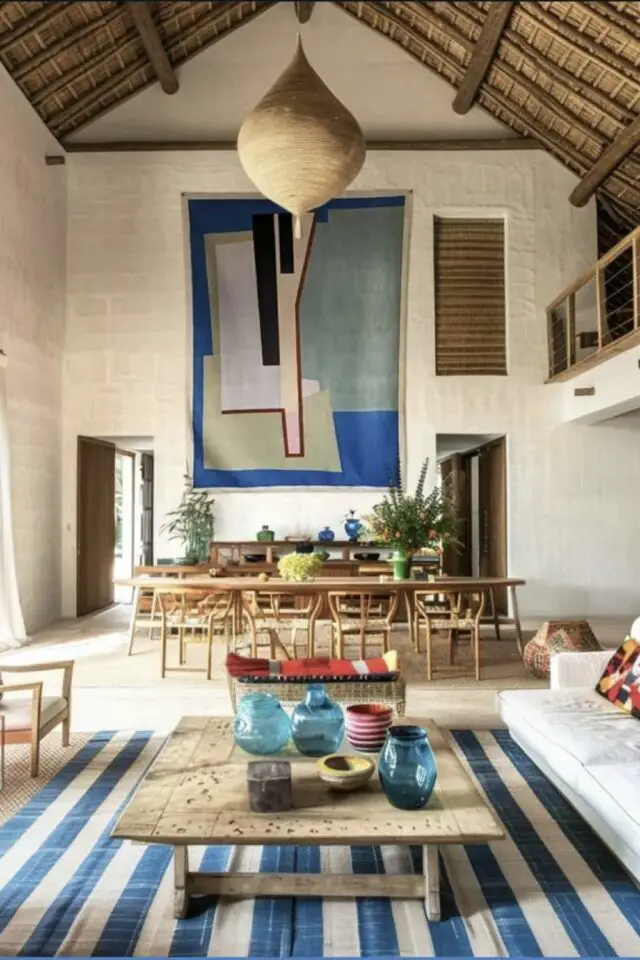 déco bleu et blanc association de couleurs salon séjour canapé blanc tapis à rayure grande tapisserie abstraite espace haut de plafond chic 