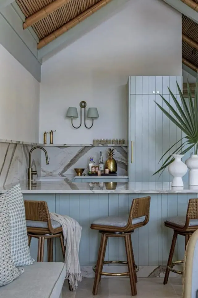 déco bleu et blanc association de couleurs cuisine style bord de mer nuance bleu ciel lambris cérdence marbrée 