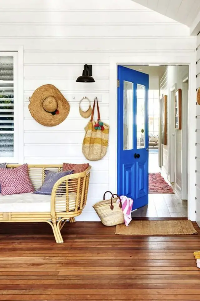 déco bleu et blanc association de couleurs boiserie porte intérieur contraste visuel mise en lumière 