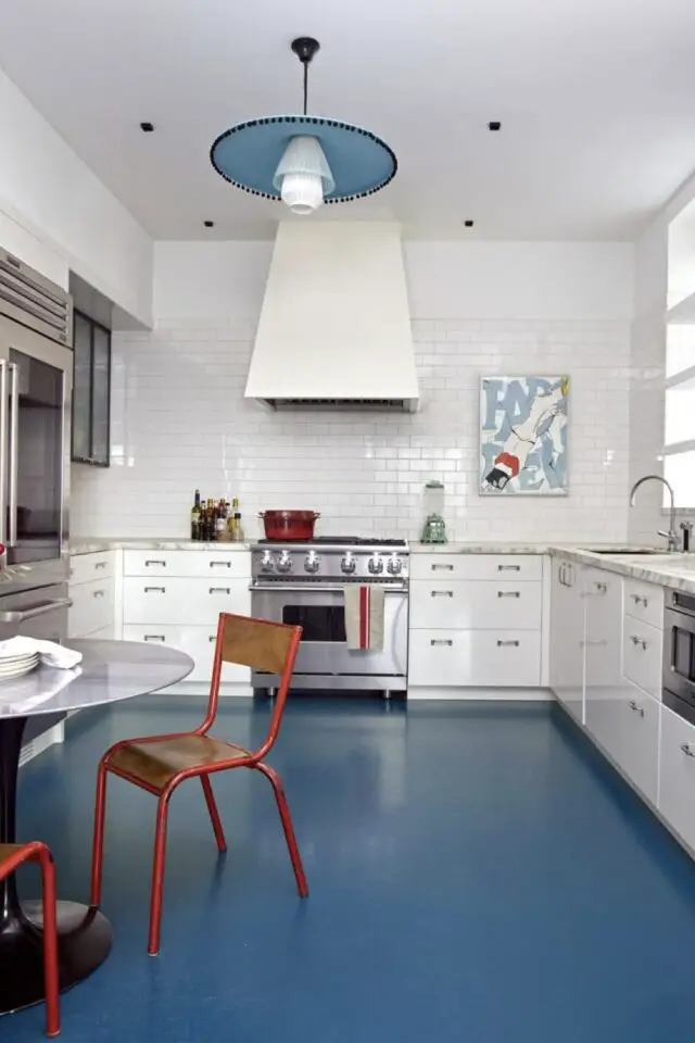 déco bleu et blanc association de couleurs cuisine blanche sol lisse bleu touche de couleur plus claire suspension et affiche murale chaise d'école rouge vintage 