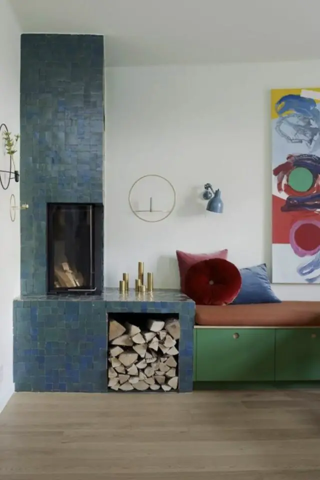 déco bleu et blanc association de couleurs cheminée angle revêtement mural carrelage zellige banquette verte vintage 