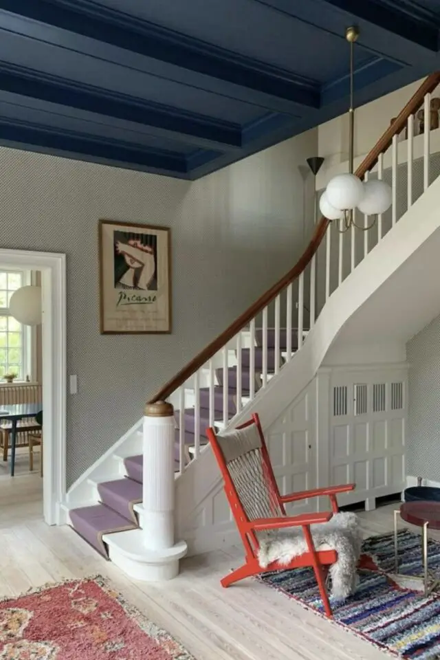déco bleu et blanc association de couleurs peinture plafond bleu nuit mur gris escaliers blanc idée originale 