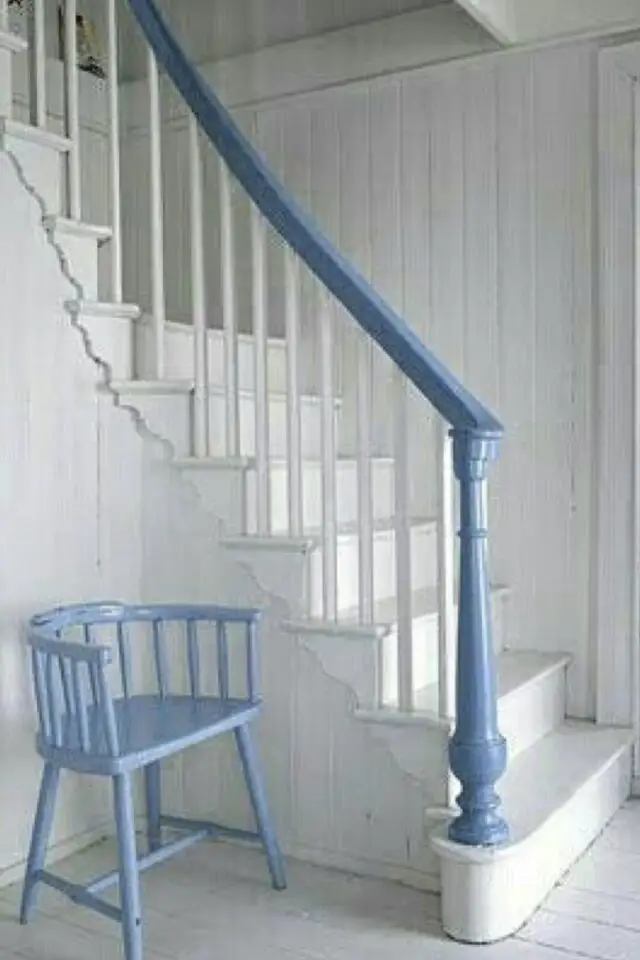 déco bleu et blanc association de couleurs cage d'escalier blanche rampe bleu grisé contraste visuel