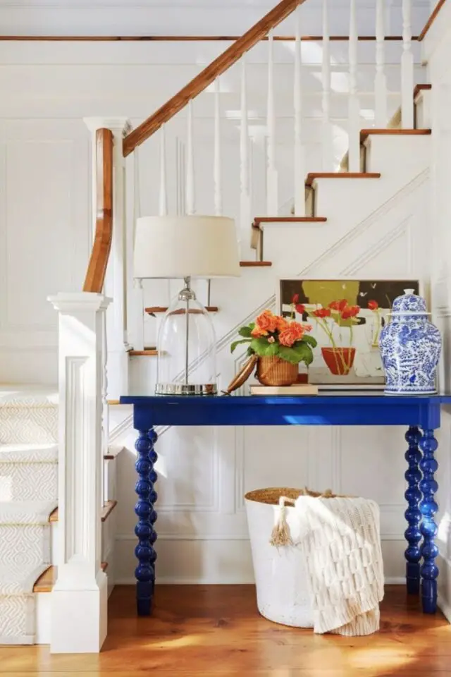 déco bleu et blanc association de couleurs mise en avant d'un meuble original piètement bleu électrique 