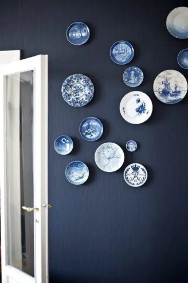 déco bleu et blanc association de couleurs mur bleu nuit assiettes anciennes porcelaine peinte à la main esprit élégant décor mural 