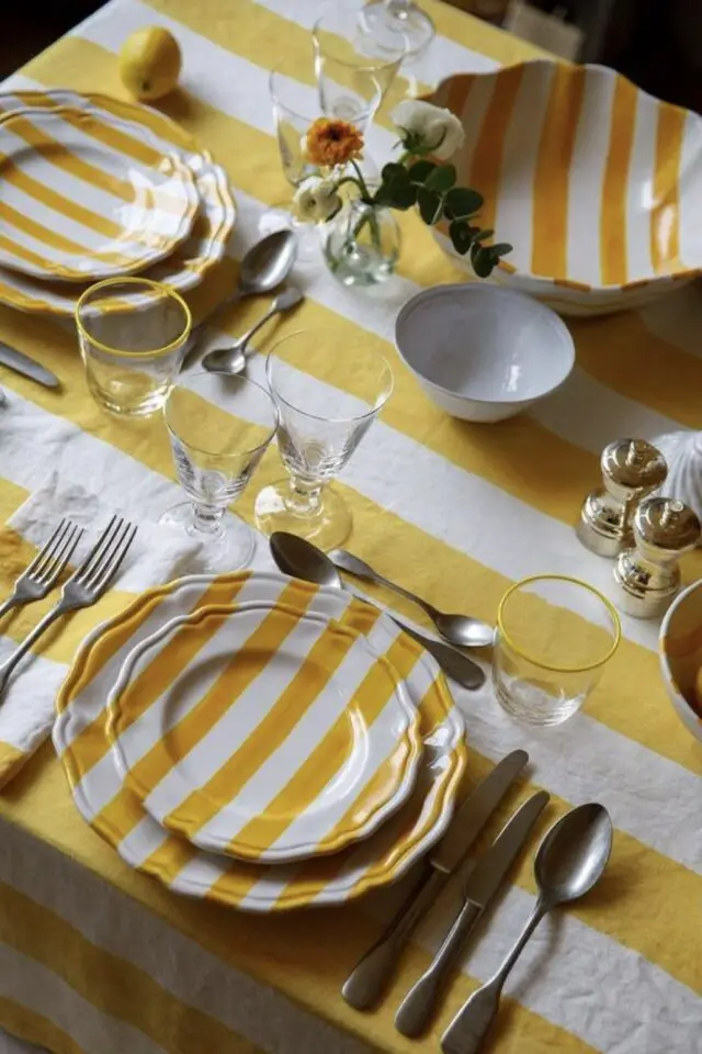 décoration de table rayures jaune et blanche nappe assiette saladier esprit estival bonne humeur couleur solaire et joyeuse