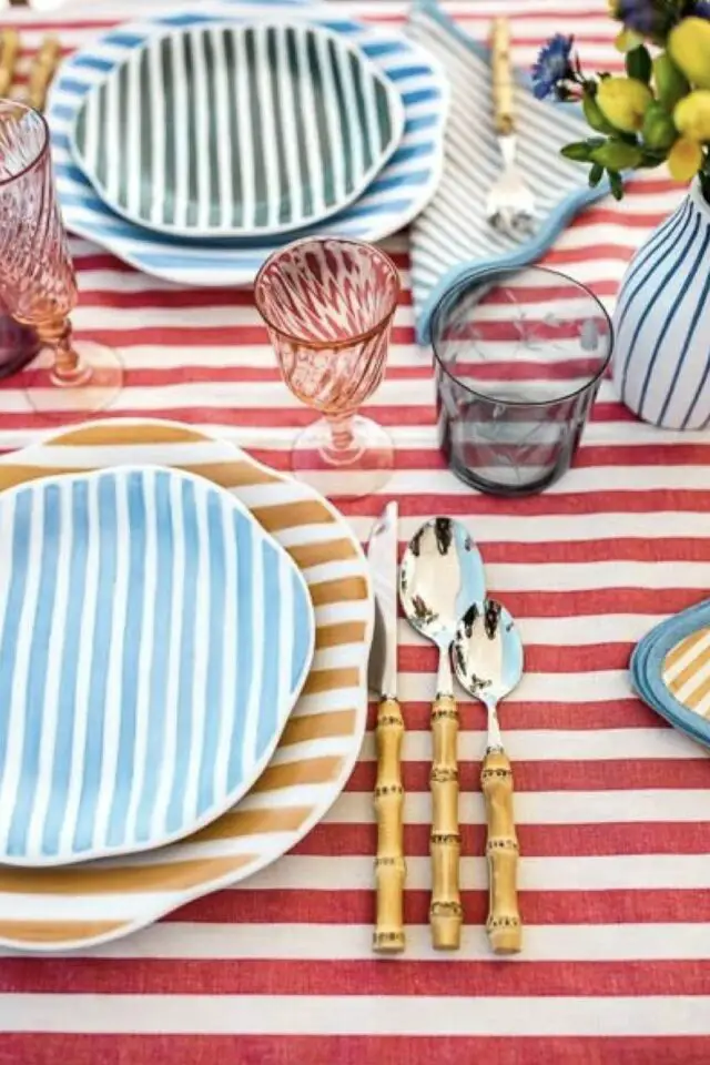 décoration de table rayures nappe rouge et blanche assiettes différentes couleur ocre bleu vert verre à pied en verre coloré vase rayé esprit estival vacances d'été 