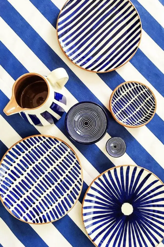 décoration de table rayures bleu et banc vacances en Grèce décor méditerranéen moderne vaisselle assortie assiette bol pichet 